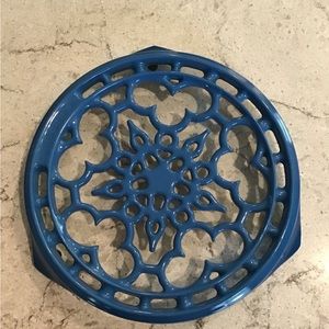LE CREUSET CAST IRON TRIVET IN BLUE